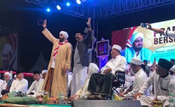 Ribuan Syekhermania Antar Purna Tugas Gus Ipul dengan Sholawat
