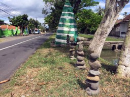 Mengenal Gus Jakfar, Manusia Penumpuk Batu di Banyuwangi