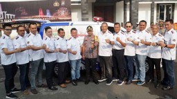Dukung Penanganan Kecelakaan, HDCI Surabaya Beri Bantuan Ambulans