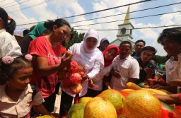 Pasar Buah dan Gula Murah Ludes dalam 30 Menit