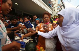 Girangnya Ratusan Warga Dapat Gula Gratis dari Gubernur Khofifah