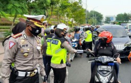 Hari Lalu Lintas Bhayangkara ke-65 di Surabaya: Bagi Masker & Sembako