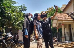 Warga Probolinggo Nikmati Hari Tanpa Bayangan dengan Berswafoto