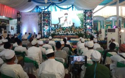 Khofifah Terharu Lihat Ribuan Pencari Berkah Haul KH Abdul Hamid