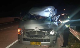 Toyota Hiace Kecelakaan di Tol Ngawi, Tiga Penumpang Luka