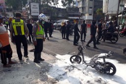 Motor Honda Beat Ludes Terbakar Dekat Sebuah Mal di Surabaya