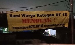 Spanduk Penolakan 'Hotel Mayat' Terpasang Dekat Pintu Gerbang Tol Waru