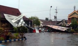 Diterjang Hujan Angin, Mapolres Ngawi Berantakan