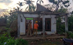 Hujan Angin Terjang Blitar, Puluhan Rumah Rusak