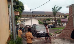 Hujan Angin di Blitar Juga Robohkan Tembok Kampus, Dua Mobil Tertimpa