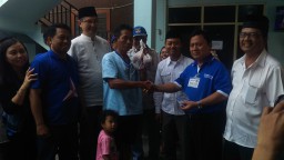 DPC Demokrat Surabaya Bagi 680 Bungkus Daging Kurban 
