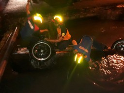 Mobil Nyebur ke Sungai Saat Kondisi Hujan Deras