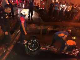 Mobil Sedan Nyebur ke Sungai, Pengemudi Tewas