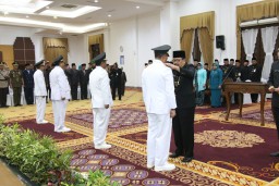 Lantik 4 Penjabat Bupati, Soekarwo Ingatkan Soal Mutasi