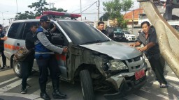 Tabrak Mobil Box, Ambulans  Dinkes Surabaya Rusak Parah 