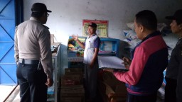 Pemilik Toko ini Kaget Melihat Pintunya Rusak, Ada Apa?