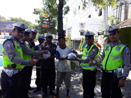 Operasi Keselamatan Semeru 2018, Polres Ponorogo Bagi-bagi Sembako