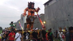 Pawai Ogoh-Ogoh Pura Segaran Lintasi Jembatan Suroboyo