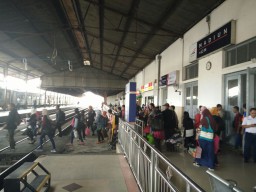 Ngawi Longsor, Dua Kereta Api Tertahan