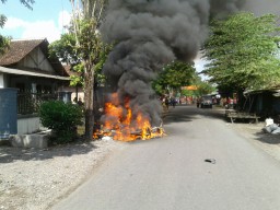 Ngeri, 2 Motor dan Pengendaranya Terbakar Setelah Adu Banteng