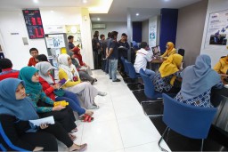 ATM Dibobol, Puluhan Nasabah Datangi Bank Mandiri Cabang Graha Pena