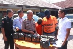 Pengantin Baru ini Milih Bulan Madu di Penjara 