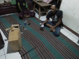 Pengecer Arak Jowo 'Dicokot' Pemabuk