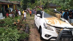 Berita Foto: Pacitan Disapu Puting Beliung, Innova Ringsek