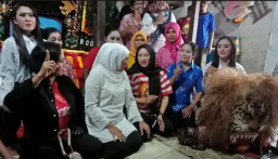 Cagub Khofifah Sambangi Sanggar Reog Wanita
