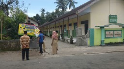 Puluhan Alat Peraga Kampanye Liar Ditertibkan KPU Blitar