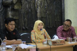 Unitomo Kukuhkan Guru Besar Bidang Ekonomi