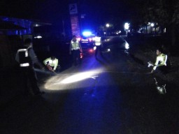 Biker Ugal-ugalan Tabrak Pejalan Kaki