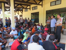 Tuntut Teman Dibebaskan, Nelayan  di Pacitan Geruduk Kantor Polisi 