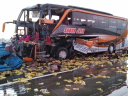 Imbas Kecelakaan, Jalan Tol Ngawi Berlumuran Minyak Goreng