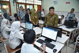 Pantau Persiapan UNBK, Komisi X DPR RI Kunjungi SMP di Surabaya