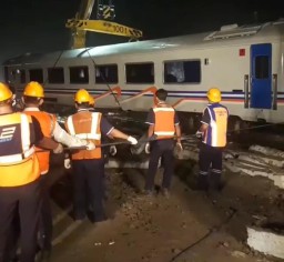5 Gerbong KA Sancaka Dievakuasi ke Stasiun Kedungbanteng