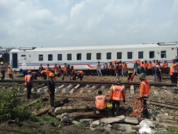 Proses Evakuasi KA Sancaka di Ngawi Masih Berlangsung