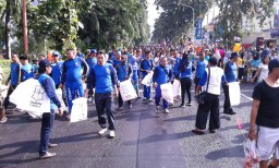 Rayakan HUT, Tagana Surabaya Bersih-bersih Sampah CFD Bungkul