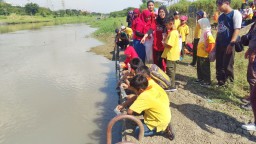 Siswa SD Alam Insan Mulia Tebar Benih Ikan di sungai Jagir