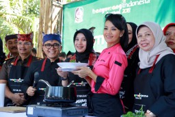 Melirik Seksinya Farah Quinn Memasak Ayam Kesrut Khas Banyuwangi