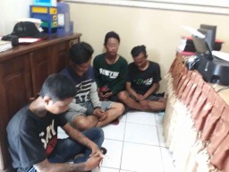 Ketahuan Buang HP ke Sawah, Empat Suporter Bola Diciduk Polisi