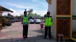 Polwan Polres Ponorogo Gantikan Tugas Polki saat Salat Jumat