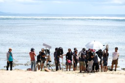 Mira dan Riri Rampungkan Syuting Film 'Kulari ke Pantai' di Banyuwangi