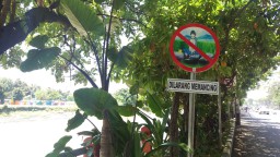 Bandel, Warga Tetap Memancing Meski Ada Rambu Larangan  di Tepi Sungai
