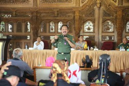 Pengungsi Tanah Gerak Slahung Minta Direlokasi, Bupati: Saya Setuju