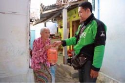 Di Banyuwangi, Lansia Miskin Bahagia Dijatah Rantang Kasih Setiap Hari