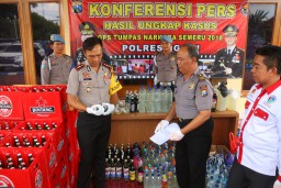 Hasil Operasi 12 Hari, Polres Ngawi 'Pamer' Ribuan Liter Miras Sitaan 