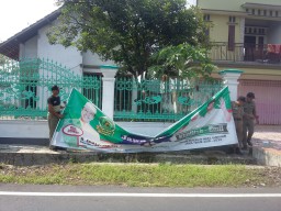 Bandel, Panwaslu Tertibkan Alat Peraga Kampanye Pilgub Liar