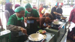 Peringati Hari Kartini, Bapak-Bapak ini Gantikan Istri Lomba Memasak 