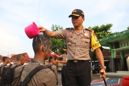 Tradisi Tidur di Parit hingga Jalan Jongkok Sambut 12 Polisi di Ngawi